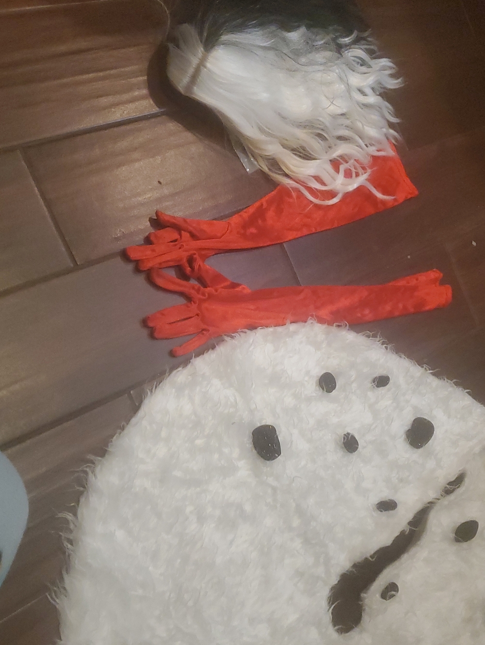 Cruella Deville costume from 101 Dalmatian. Worn Once Comes With Gloves Wig Pon
